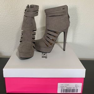 Just fab Evangelina great booties, with cut out detail.